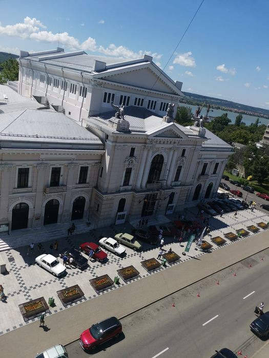Închiriez apartament Ultracentral pe termen lung .