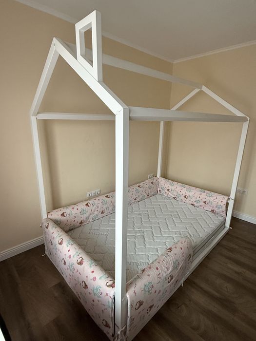Pat tip Montessori casuta 200x140cm  Cu Saltea VitalCare cu două fețe de dormit