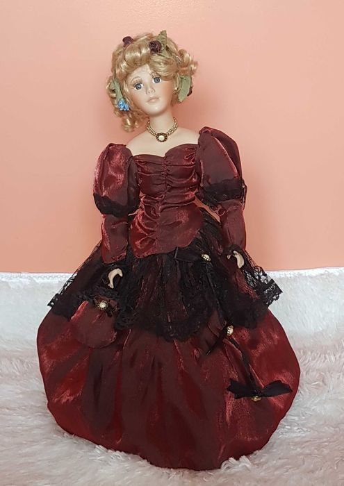 Порцеланова кукла със стойка