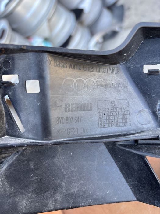 решетка в бронята на audi A3  8Y