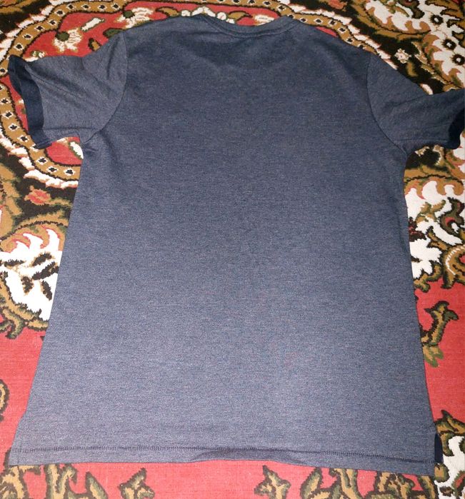 Продаю стильную тёмно-синюю футболку для мужчин
