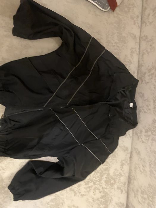 Ветровка продам .