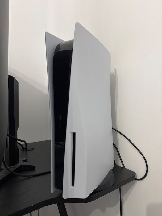 Playstation 5 cu disk si un controller