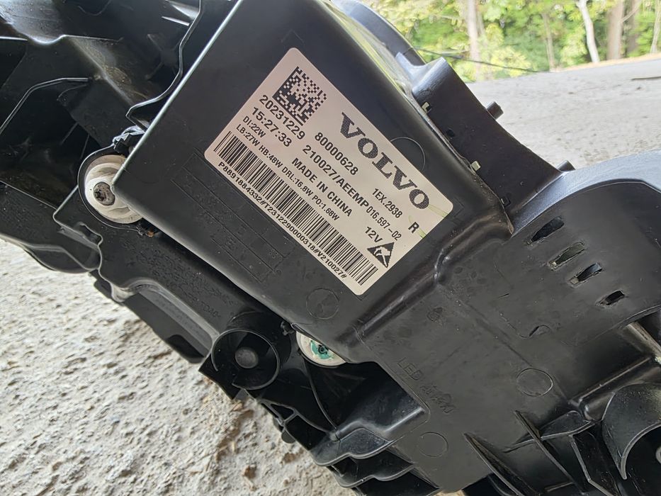 Volvo EX30 ляв и десен фар