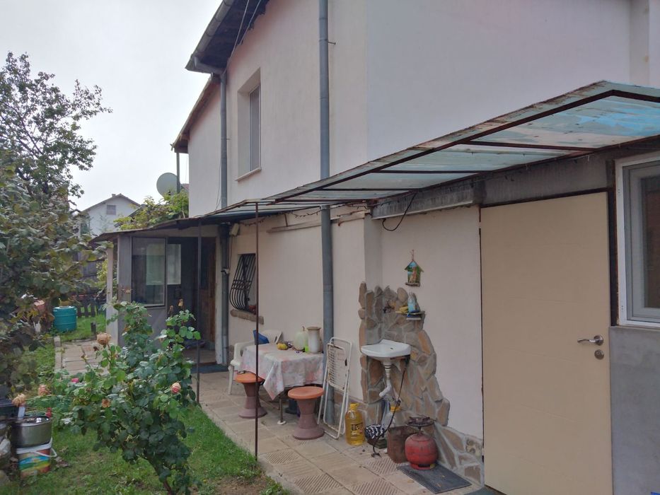 Къща в кв Байкушева махала малка кокетна на два етажа с вътрешни стълб