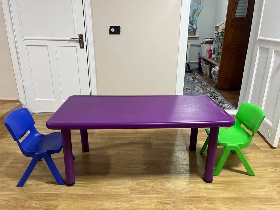 Продается детский стол со стульчиками