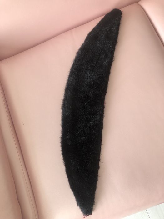 Воротник черный, не меховой. Искусственный