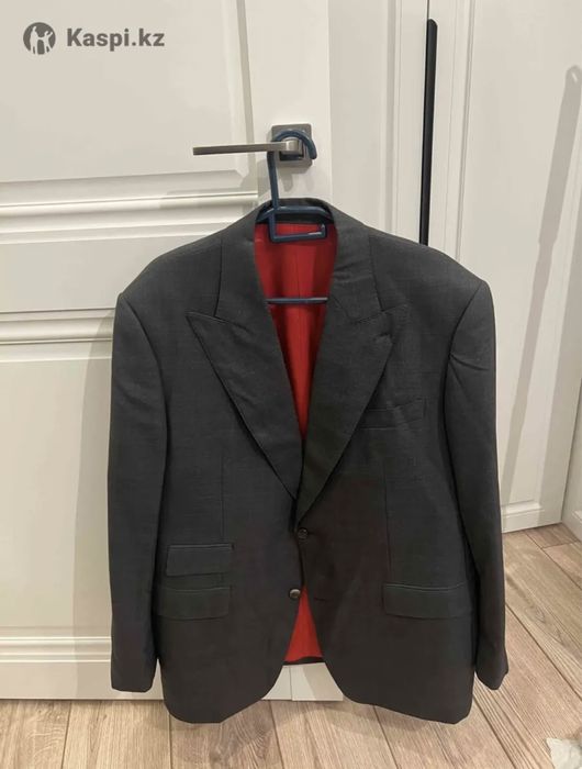 Мужской костюм серый