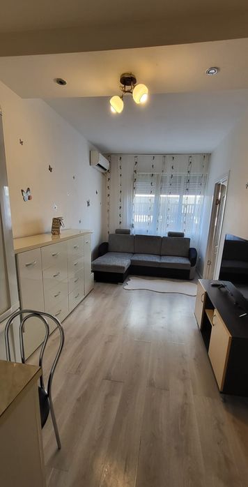 Inchiriez apartament Uta la parter