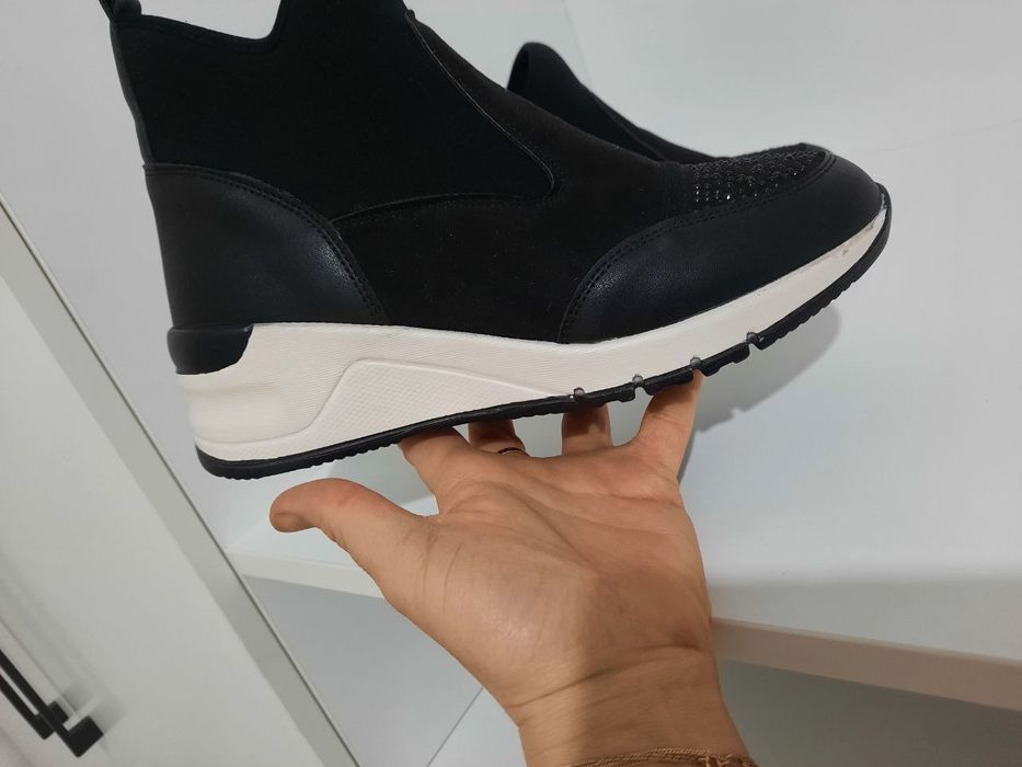 Женские скечерсы