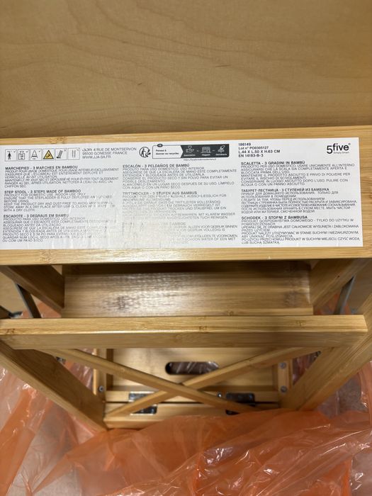 Продавам бамбукова стълба с три стъпала , с височина 63 см