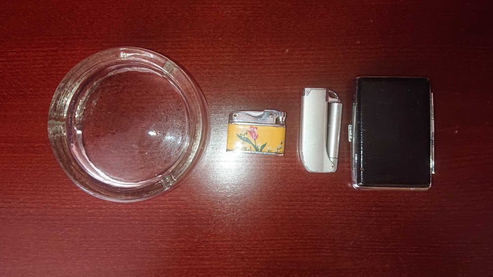 Стар масивен пепелник,запалки и здрава табакера.