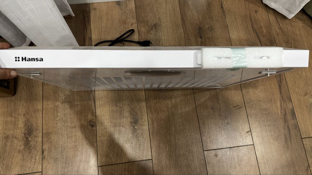 Продам вытяжку Hansa , новую