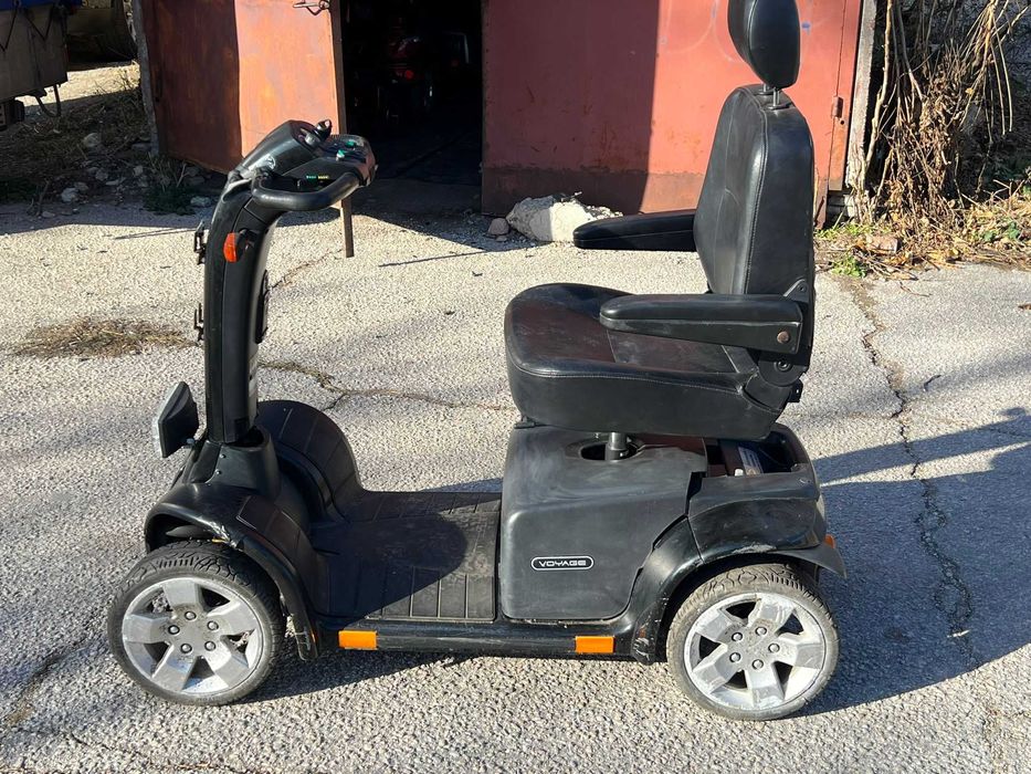 Електрически скутер за трудно подвижни хора или инвалиди