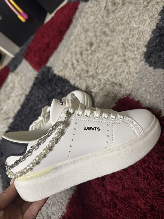 Adidasi Levi’S marimea 35