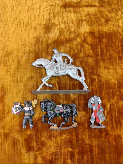 Продавам оловни фигори