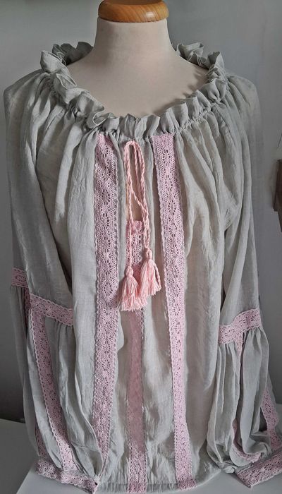 ie stilizata pe panza de bumbac