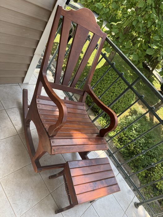 Люлеещ се стол от масивно дърво.