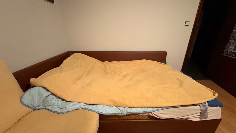 Спалния,диван и трикрилен гардероб