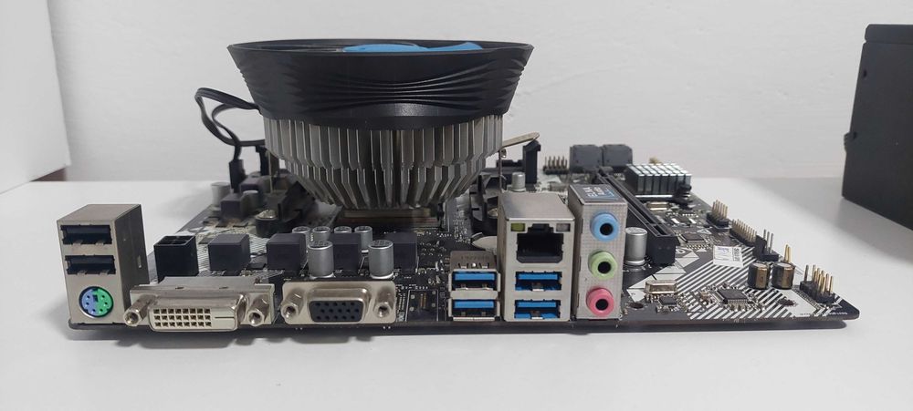 Procesor, placa video, placa de baza, sursa. Toate la 1000 lei..