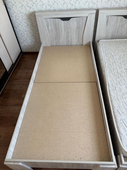 Продам две кровати с матрасами