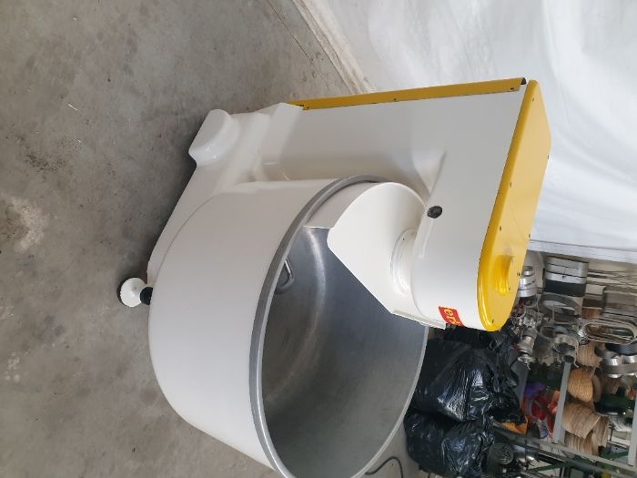 Продавам немска спирална двускоростна тестомесачка Erka 240литра