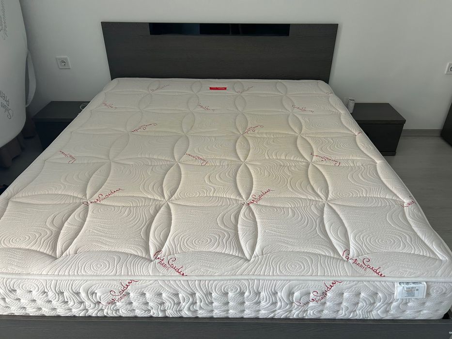 Спалня с матрак, подматрачна рамка,  топ матрак и нощни шкафчета