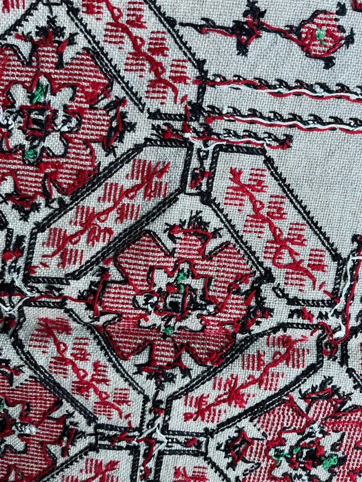 Ръчно бродирана покривка