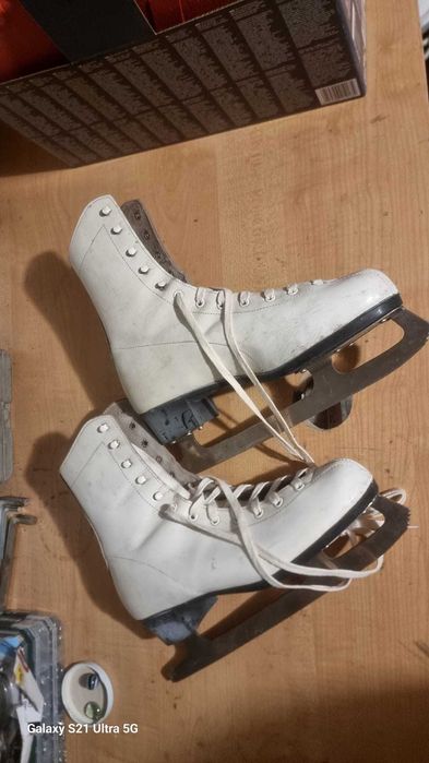 Patine albe mărimea 42