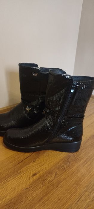 Ботуши номер  41, НОВИ,черни