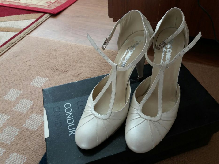 Vand pantofi cu toc