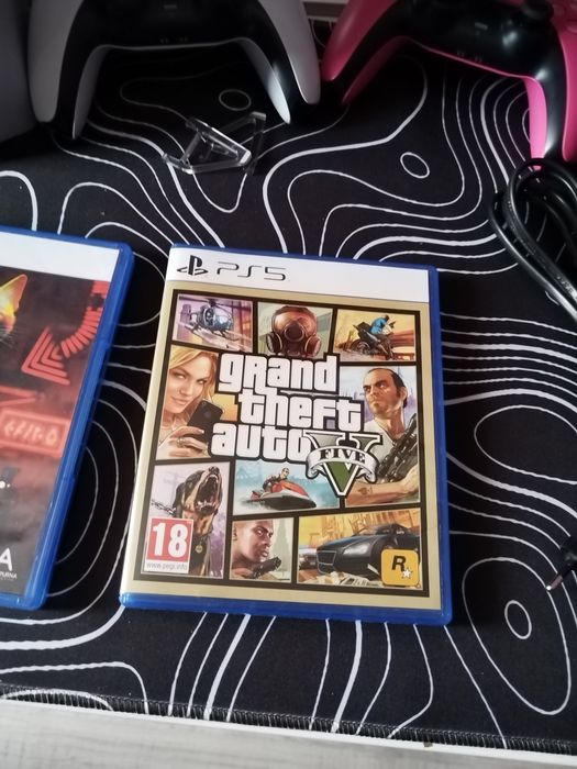 PlayStation 5 slim с три игри и три джойстика