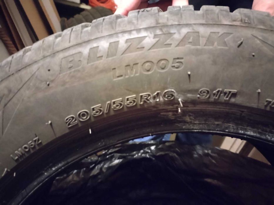 Гуми 205 55 16 Зимни Bridgestone Blizzak LM005 DOT 2121 Грайфер малко над 5 мм