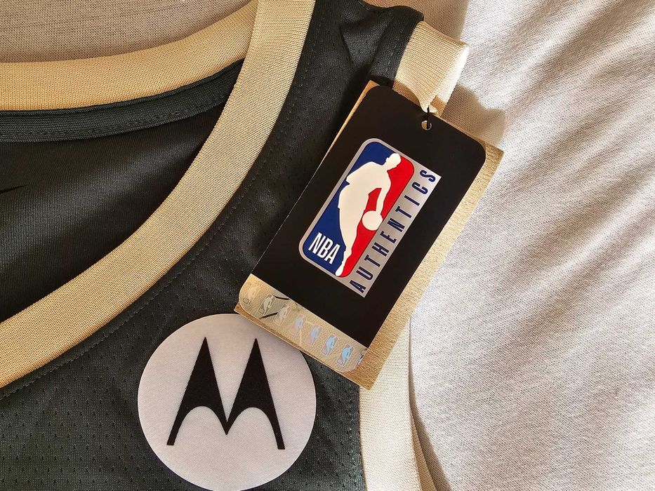 Потник на Milwaukee Bucks с автограф от Giannis Antetokounmpo