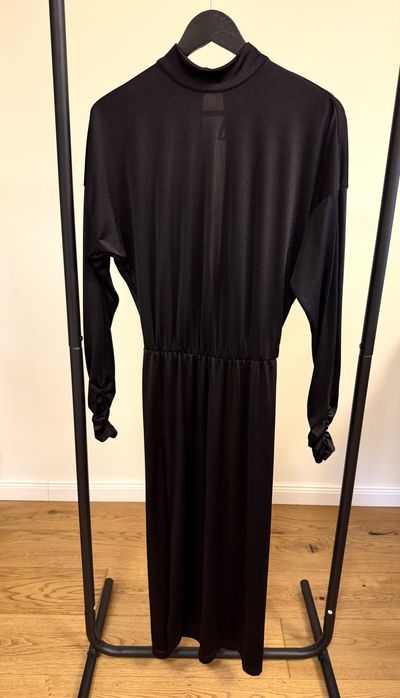 Gestuz сатенирана рокля