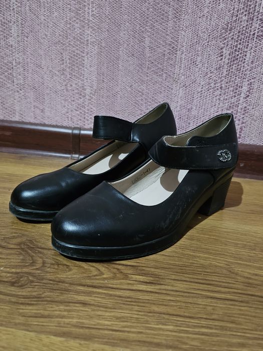 Отдам обувь 39 размер