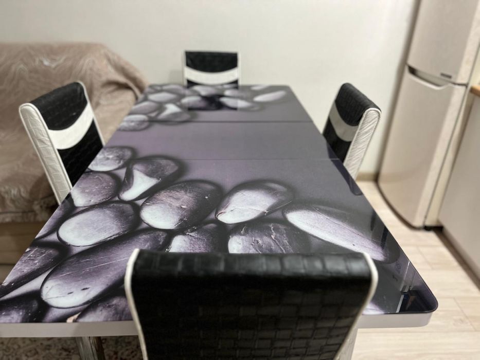 Продам обеденный стол со стульями