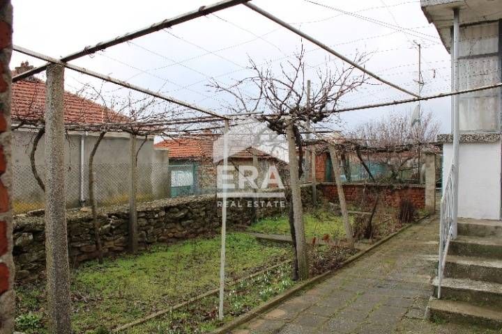 Къща със селскостопански постройки и масивен гараж в село Подвис