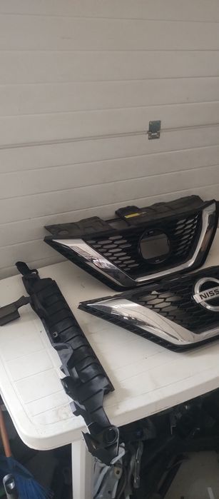 Grila bara fata , trager Nissan Qashqai J11