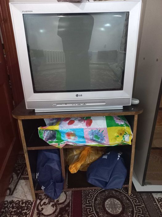 Кішкентай телевизор подставкасымен сатылады.