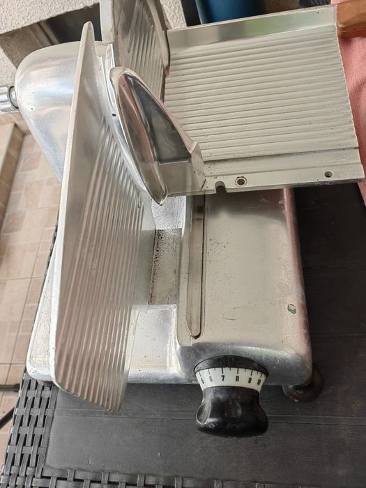 Продавам професионална кухненска машина за рязане