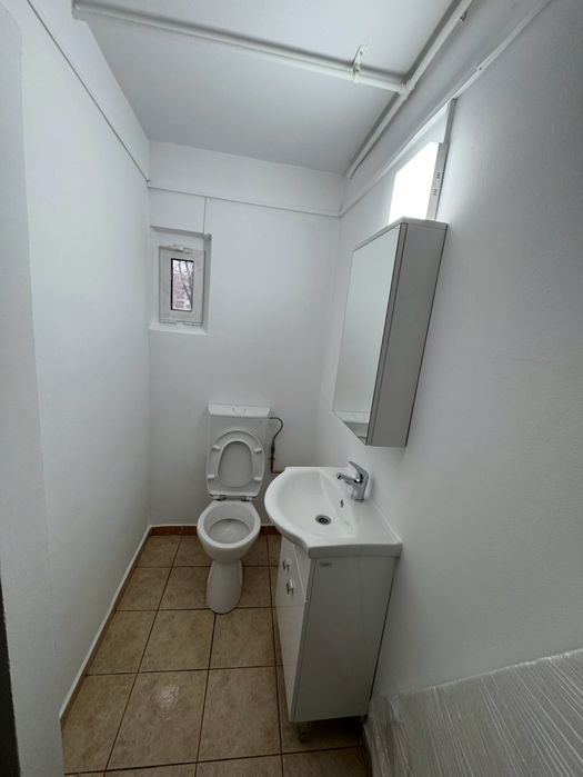 Spatiu comercial, birou, baie individuala