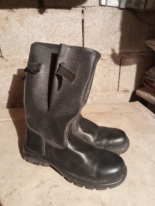 Продам сапоги новые