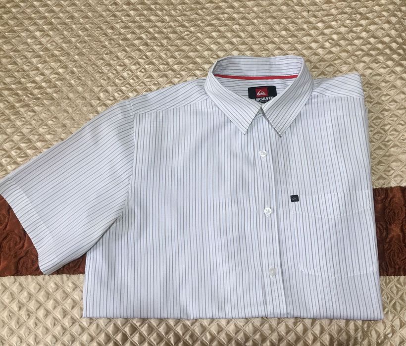 Мужская рубашка с коротким рукавом.