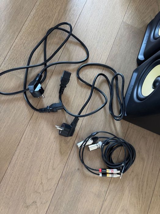 KRK RP5 G5 SET2 Активен студиен монитор 2 бр. + 2 бр. стойки Soundking DB039