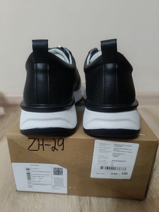 Новые кожаные кроссовки р36