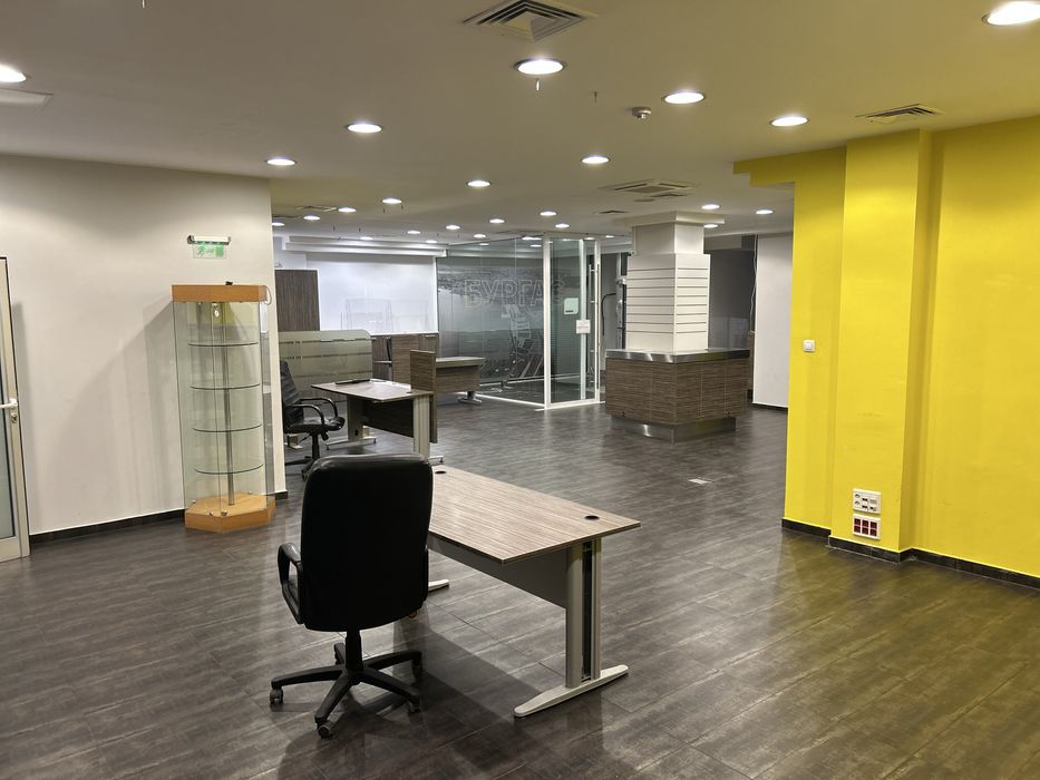 Дава се под наем Офис в Бургас, Център - 325 кв.м за 3000 € - Снимка #4