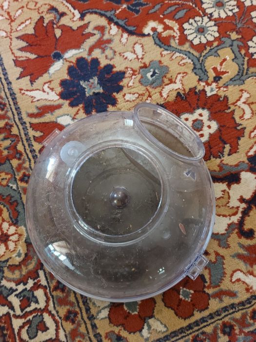 Професионално изтупване   и пране на килими и мека мебел .