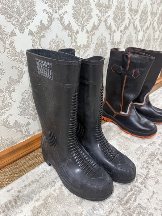 Рабочий ботинки и сварочный перчатка