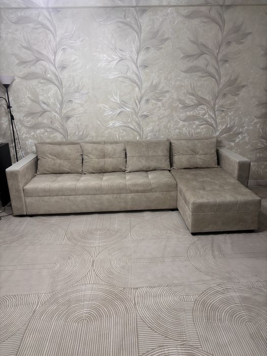 Продам диван трех метровый .